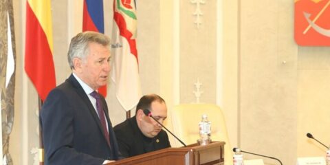 Депутаты поблагодарили главу администрации Виктора Мельникова за работу и огромный вклад в развитие города