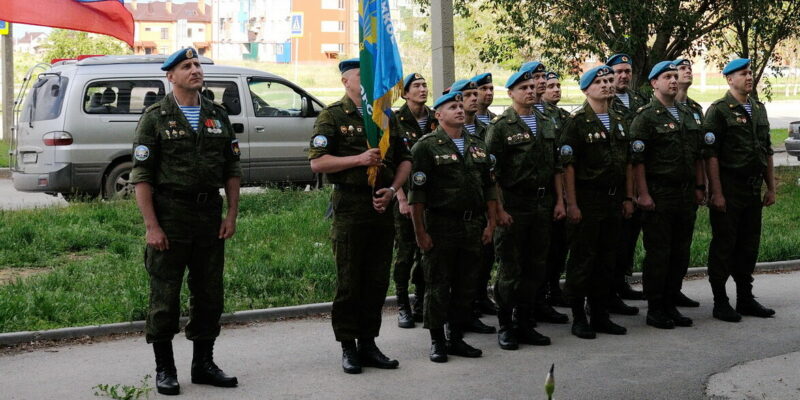 Парад у дома ветерана: воины-десантники прошли под окнами фронтовиков торжественным маршем