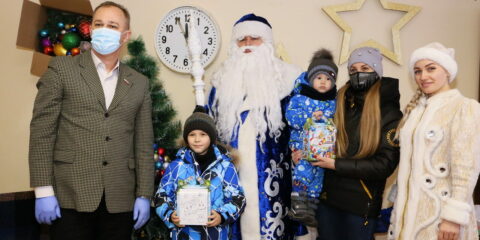 Дети из малообеспеченных семей Волгодонска получают сладкие подарки к Новому году