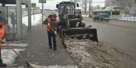 В Волгодонске с раннего утра приступили к уборке снега