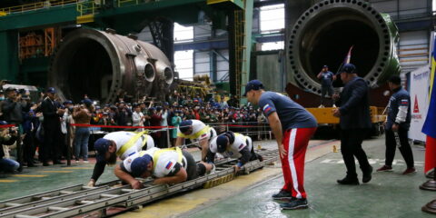 Мировой рекорд в Волгодонске: силачи отбуксировали на 3,5 метра атомный реактор весом более 450 тонн