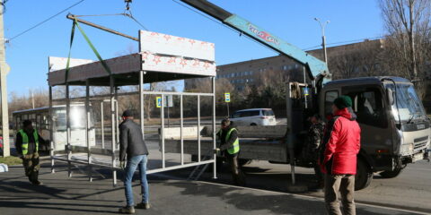 В Волгодонске начали установку новых остановочных павильонов