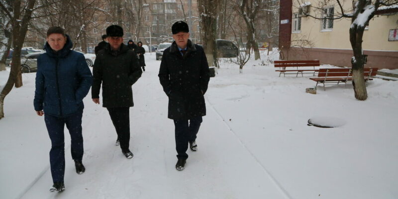 Сергей Макаров проверил качество уборки снега во дворах и на остановках